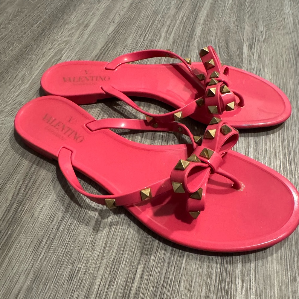 Valentino Garavani Rockstud PVC Flat
Thong Sandals
